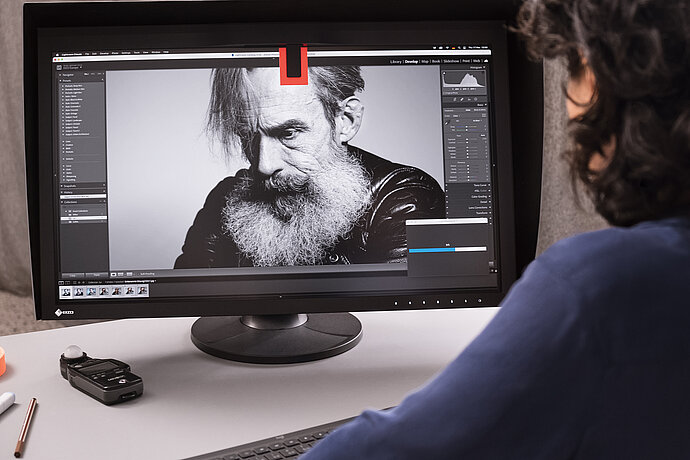 EIZO_ColorEdge_Fotografin_Sideshot_DSF1609_V1_sRGB_3000x2000.jpg
