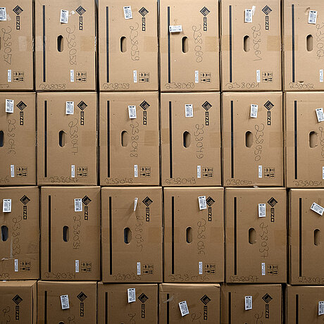 [Translate to Belgian Dutch:] Kartonnen muur van EIZO-monitorboxen